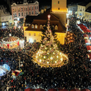 Cel mai mare brad natural de Crăciun din România se aprinde la Brașov