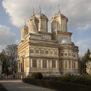 O destinație perfectă de Rusalii: Mănăstirea Curtea de Argeș