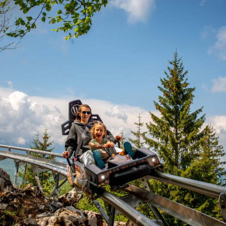 Top 7 parcuri de distracție în România: Ghidul tău pentru adrenalină în 2026