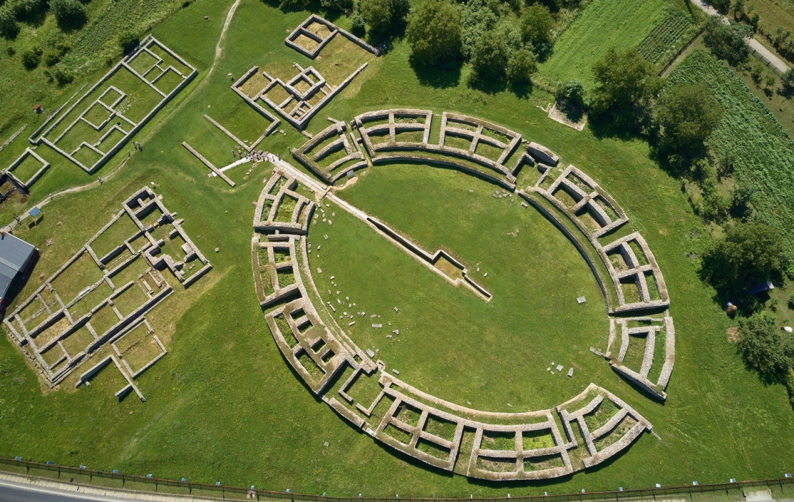Retezat, tara hategului, din judetul Hunedoara. Vulcane, peisajele montane Sarmisegetusa Ulipa Traiana, si Biserica Densus