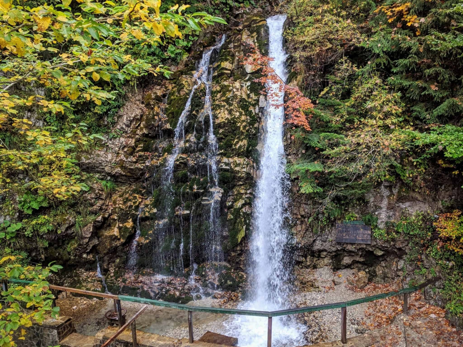 cascada urlatoarea