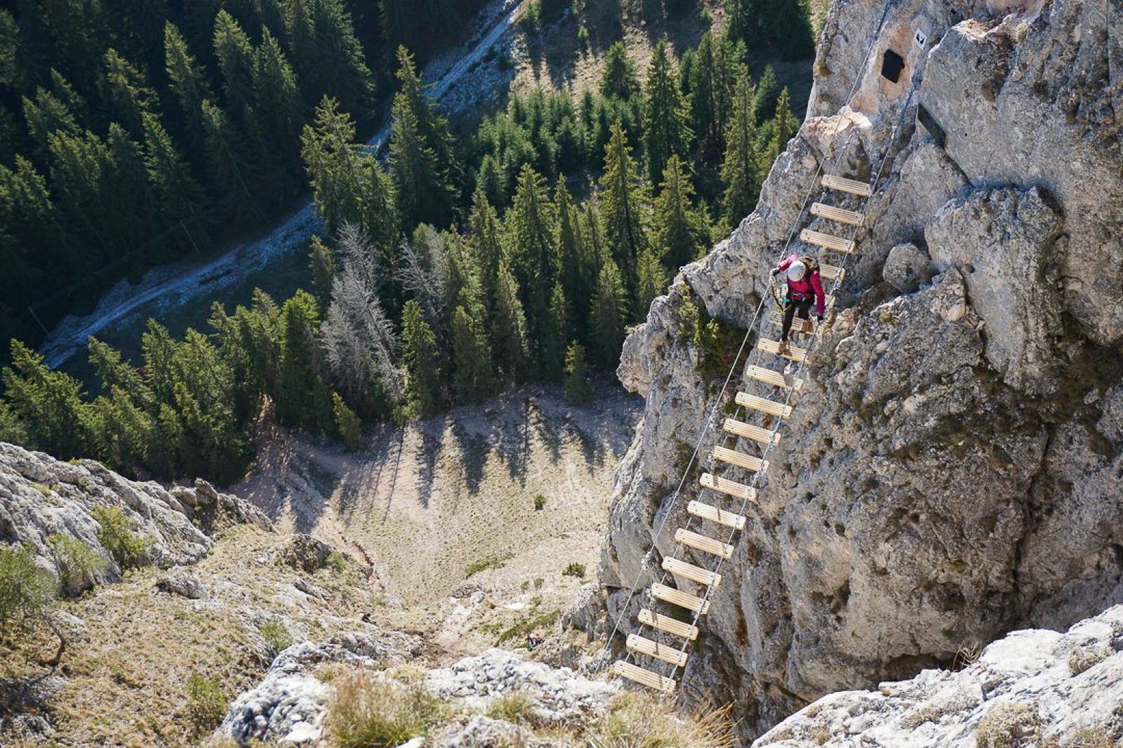 Adrenalină pe stânci: Cele mai palpitante trasee de via ferrata din România