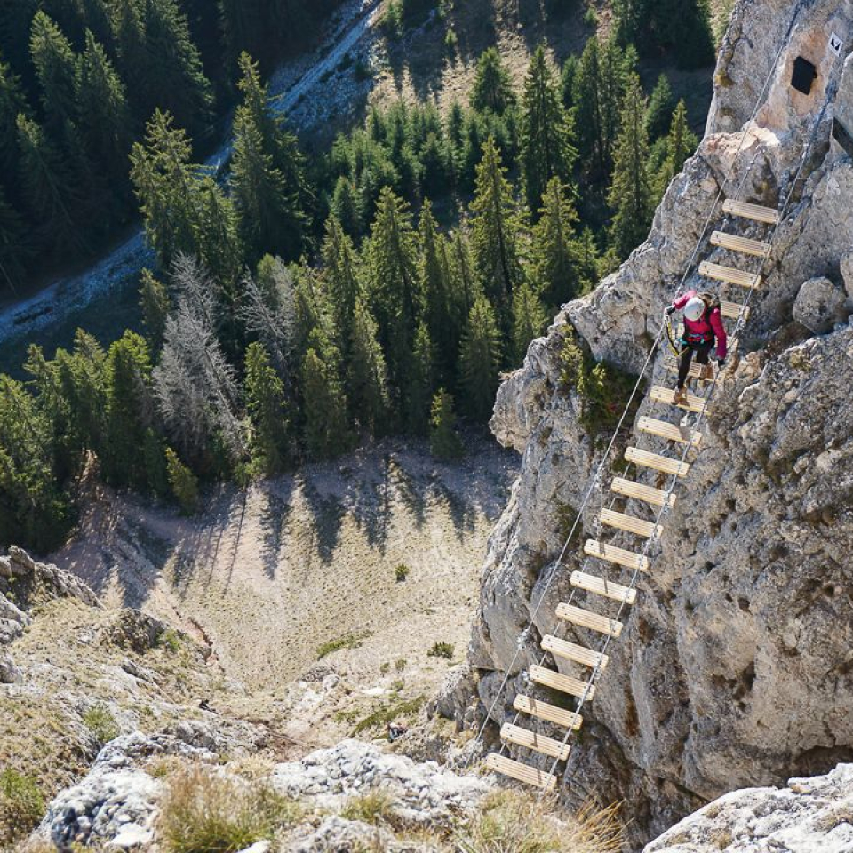 Adrenalină pe stânci: Cele mai palpitante trasee de via ferrata din România