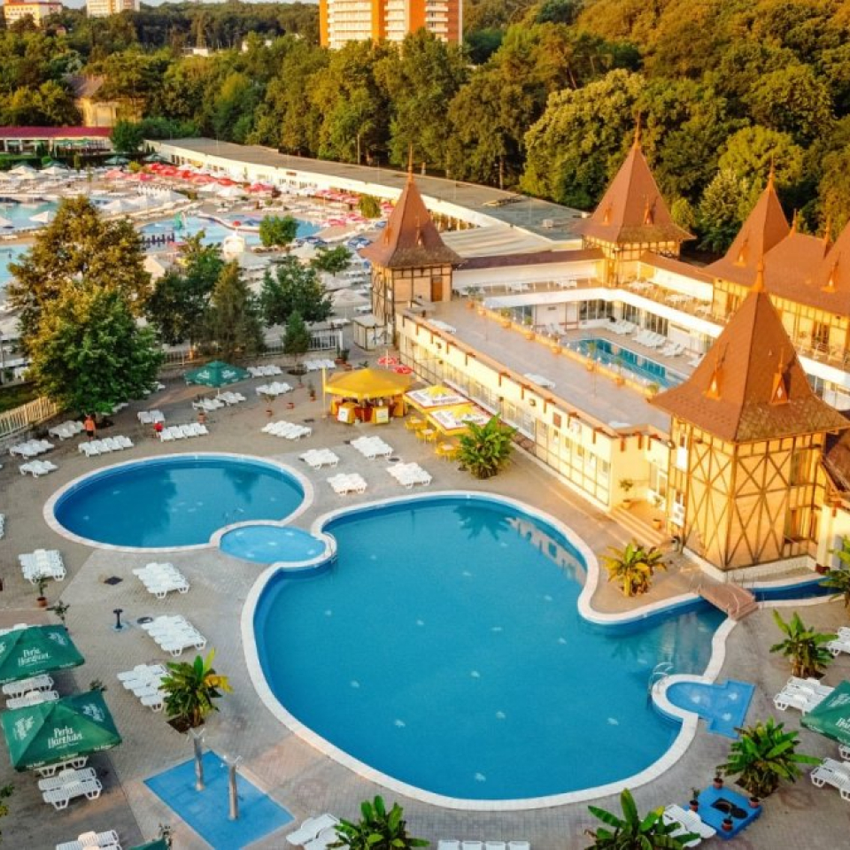Înlocuiește plajele aglomerate cu o escapadă relaxantă în Băile Felix