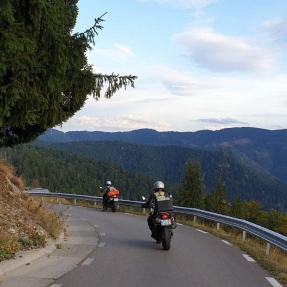 Ultimele raze calde pe două roți: Drumuri montane spectaculoase din România